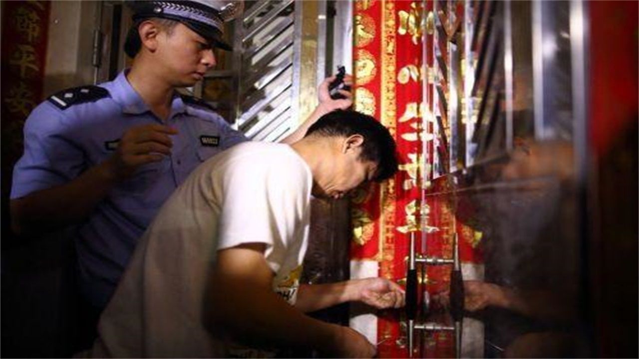 延边请开锁师傅开了锁后，师傅